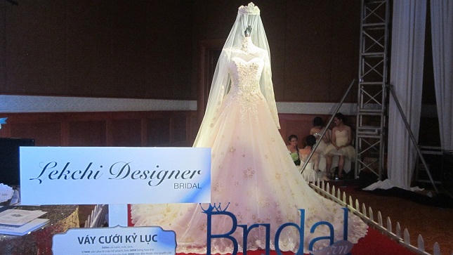  Ra mắt áo cưới kỷ lục Việt Nam	